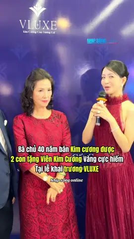 Bà chủ 40 năm bán Kim cương được  2 con tặng Viên Kim Cương Vàng cực hiếm Tại lễ khai trương VLUXE #nhipsongonline #VLUXE #VLX1610 #Kimcuongcuatuonglai #kimcuongvang 