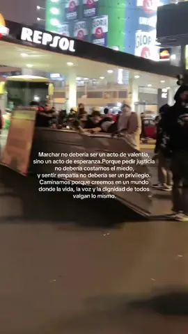 Hoy, 15 de octubre de 2025, se volvió a salir a las calles. Marchamos con el corazón en la mano, con el alma herida, pero con la esperanza viva. No buscamos confrontar, buscamos ser escuchados. La empatía no es un privilegio, es lo que nos une como país. 🇵🇪 Lamentamos profundamente lo que está ocurriendo… las vidas perdidas, los heridos, el miedo. Nadie debería morir por alzar la voz, nadie debería temer por marchar. Pedimos paz, justicia y humanidad — porque el Perú no puede seguir rompiéndose. Hoy marchamos con respeto, con dolor y con amor por nuestra tierra. Porque aún creemos que otro Perú es posible, uno donde la esperanza no duela. #perú #peruanos #marcha #congreso #congresodelperu 