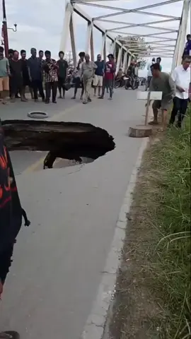 Jalan Pangururan - Parbaba dekat Jembatan Binanga Arun Pangururan samosir, Kamis 16 Okt 2025 amblas. Hati2 yang melintasi lokasi tersebut.