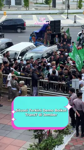 Suara santri menggema di Jember! Ratusan massa para santri dan elemen terkait turun ke jalan di Jember menuntut keadilan atas tayangan di Trans7 yang dianggap melecehkan pesantren. #liveatjember #trans7 #BoikotTrans7 #santri #pondokpesantren 