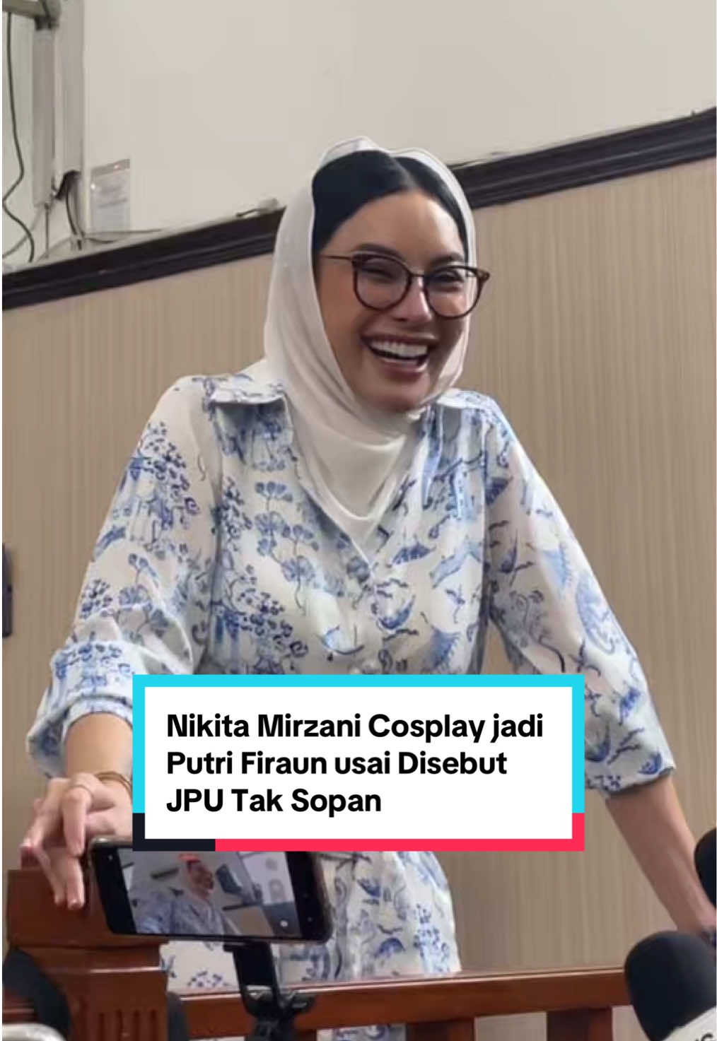 Nikita Mirzani terlihat menyindir halus pihak JPU yang menyebut dirinya tidak sopan di persidangan sebelumnya.  Sindiran ini ditunjukkan oleh Nikita menggunakan hijab di sidang pleidoi hari inu, Kamis, 16 Oktober. #nikitamirzani #kasus #nikita #fypシ 