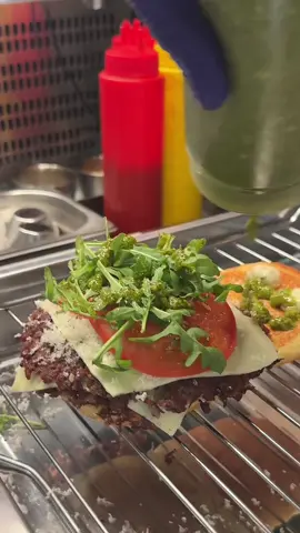 Smashed burgerul „special” e un Casanova al bucătăriei:  chiflă moale și pufoasă, brânză care se topește seducător, roșii suculente ce-ți șoptesc „Amore” și un strop de pesto care urlă „Viva Italia!” 🍔🔥 #burger #italianvibe  #smashburger #snaq 