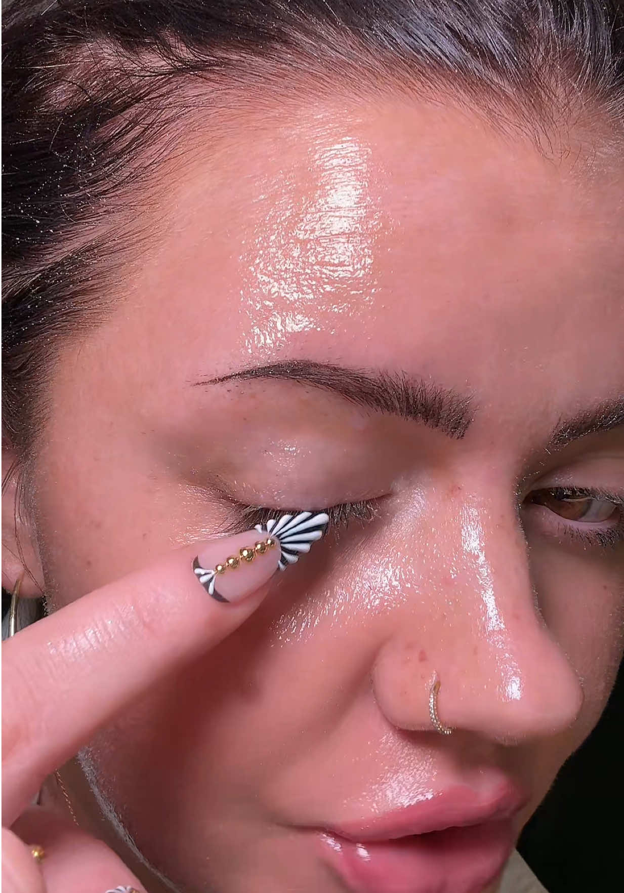 The Wesmore beauty Makeup Melter Mist 😮‍💨 insanely good !  #westmorebeauty #westmorebeautymakeupmelter #tiktokshopblackfriday #tiktokshopcreatorpicks #fashiontiktok 