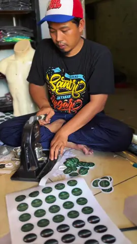 Melayani pembuatan gantungan kunci dan pin juga ya, harga cuma Rp.1500 per biji🥳 #blora24jam #sablonkaos #gantungankunci #gancicustom 