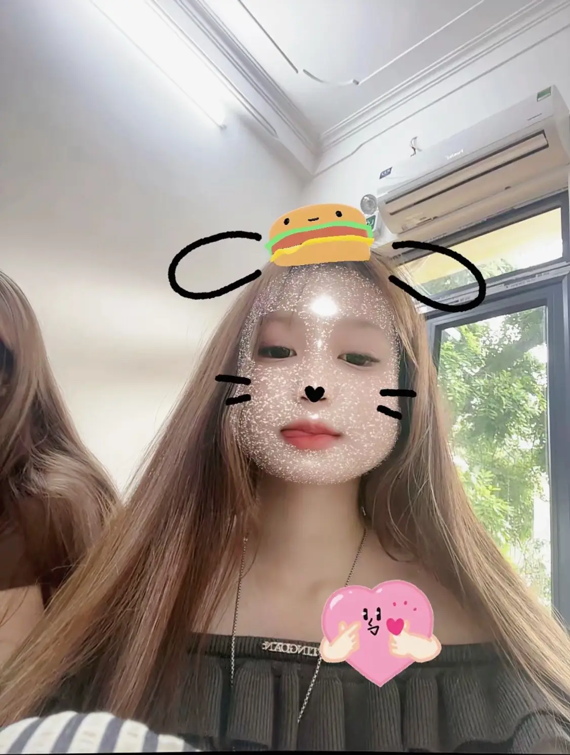 Đừng yêu em…   Lí do là gì hả, Đơn giản vì e không tốt cũng chẳng yêu ai được lâu..a có thể nói là e lăng nhăng cũng được.e thuộc dạng người độc lập nên đôi lúc buồn hay ra sao thì cũng chẳng chia sẻ cho ai cả chỉ biết giữ trong lòng thôi, e không biết nhõng nhẽo chắc tại e chưa được yêu. Em luôn muốn qtam ngkh nhưng e chẳng biết thể hiện như nào cả, có thể e là người nhạt nhẽo, nên chẳng ai thích nếu có yêu chắc chỉ được vài tháng, e thích mập mờ hơn là yêu bởi nó còn được lâu, còn yêu thì ct là hết. trong mạng e không hay chủ động, nhưng nếu a chủ động e có thể nch với a cả ngày. Nếu đủ kiên nhẫn thì hãy yêu e, đừng vội nói yêu e sớm sau này a sẽ hối hận với câu nói đó thôi, đừng bắt e hiểu cho a, đến chính e còn không hiểu được mình đang thực sự muốn gì mà, nói chung là e tệ e chỉ muốn yêu như người bth thôi, không cần công khai mxh nhưng bb người thân đều biết. Nếu yêu e xin a hãy đọc hết những lời nói này, còn muốn e nghĩ gì thì phần đlai của e ,còn không yêu e nữa thì đừng làm phiền csong của e, cũng đừng vì chút cảm xúc nhất thời mà đã vội nói yêu e, e không tốt!