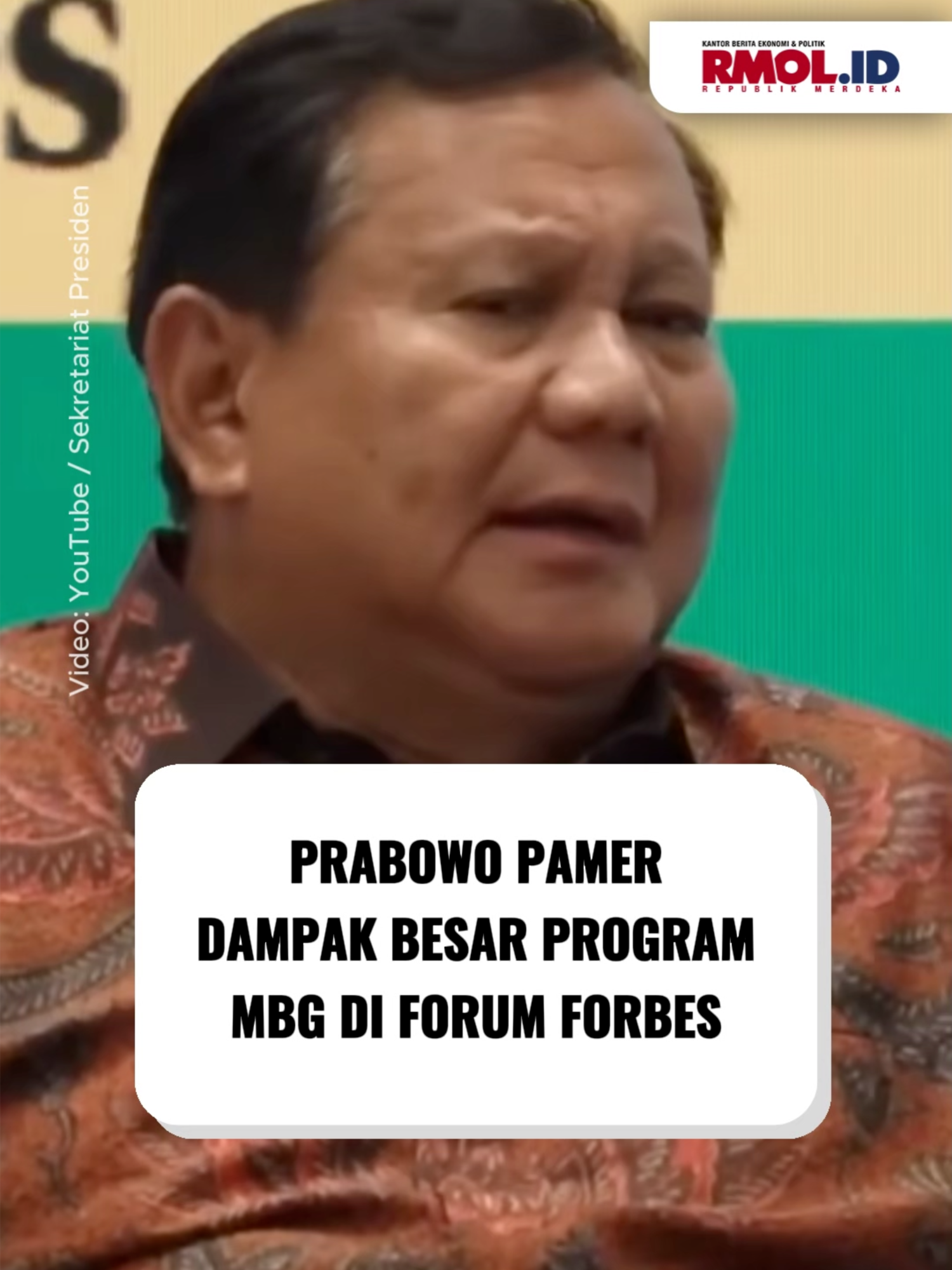 Prabowo Pamer Dampak Besar Program MBG di Forum Forbes Presiden Prabowo Subianto memaparkan kisah di balik lahirnya program Makan Bergizi Gratis (MBG) saat berbicara di Forbes Global CEO Conference 2025 di Hotel St. Regis, Jakarta, Rabu malam, 15 Oktober 2025. Di hadapan Chairman Forbes, Steve Forbes dan para pemimpin dunia, Prabowo mengungkap keprihatinannya melihat banyak anak Indonesia mengalami stunting.  Pengalaman itu mendorongnya menciptakan program makan siang bergizi seperti di India dan Brasil. “Saya bilang ke tim, jika India bisa, mengapa Indonesia tidak bisa?” kata Prabowo disambut tepuk tangan peserta. Kini, kata Prabowo, sudah ada 11.900 dapur umum yang memberi makan 35,4 juta anak setiap hari setara dengan tujuh kali populasi Singapura. Ia mengakui ada tantangan, termasuk kasus keracunan makanan, namun angkanya hanya 0,0007 persen. Selain meningkatkan gizi anak, program MBG juga menggairahkan ekonomi lokal melalui pembelian bahan pangan dari petani dan pembangunan dapur umum di berbagai daerah. #rmol #rmolid #republikmerdekaonline #prabowo #prabowosubianto #makanbegizigratis #mbg #forbesglobalceoconference