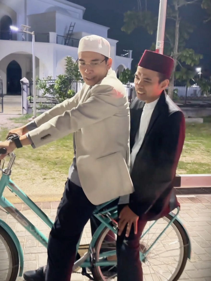 UAS TGB Bersepeda di Mahad Az Zahra #UAS #TGB #ustadzabdulsomad #tuangurubajang 