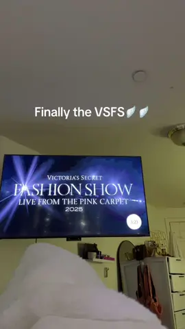 Vitorias secret show was so good #victoriassecretfashionshow #VSFS #model #Runway #fypシ 