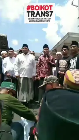 Gus Bupati Jember bersama Ketua Lembaga Dakwah PBNU dan para kader Nahdlatul Ulama se-Jember turun langsung ke jalan melakukan aksi damai boikot Trans7. Aksi ini merupakan bentuk protes atas tayangan yang dinilai tidak menghormati nilai-nilai keagamaan dan marwah ulama. Dengan semangat kebersamaan, para kader NU menyerukan agar media lebih bijak dan beretika dalam menyajikan konten kepada masyarakat. 🕌 “Kami bukan anti media, tapi kami cinta akhlak dan adab!” Simak momen lengkap solidaritas warga NU Jember dalam video ini. #GusBupati #KaderNU #BoikotTrans7 #NUJember #AksiDamaiNU 
