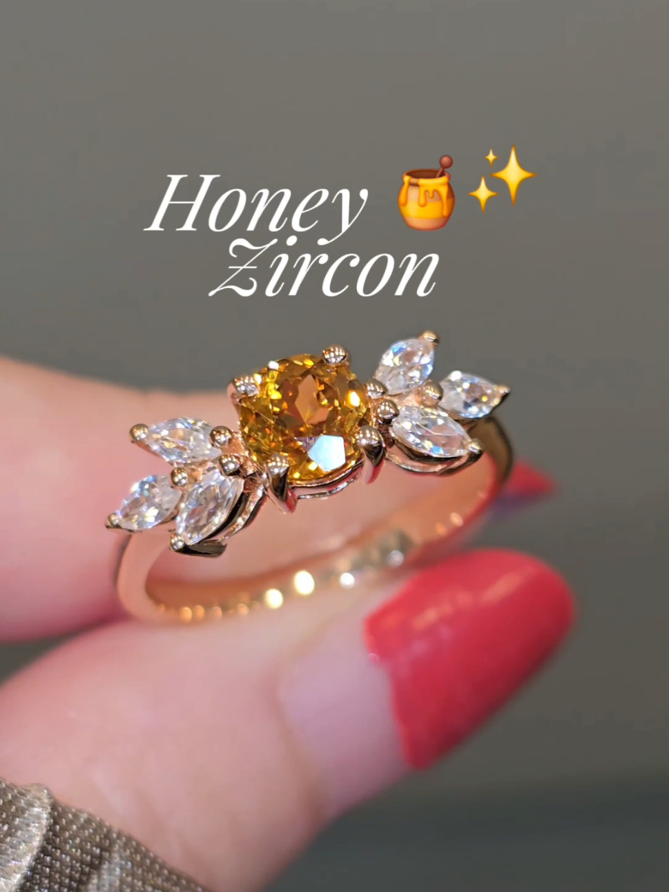 แสบตา‼️✨🍯✨✨Honey Zircon✨✨🍯✨ น้องเพทายสีน้ำผึ้ง สวยมาก ใครรออยู่สีเข้มไฟดี ตามที่ทราบกันดีกว่าเพทายไซส์ใหญ่ๆ ประกายจะลึก ดูมีมิติ โดดเด่น เพราะการกระจายแสง Dispersion สูงเหลือเกิน ทำให้เวลาเราสวมแหวนแล้วขยับพลอยไปมา จะรู้สึกว่าแสงกระทบเข้าตาอย่างจัง สวยมากค่ะวงนี้ ตัวเรือนเงิน ชุบ Pink Gold ไมครอน  พร้อมส่ง 53  พิเศษ 2350- ส่งฟรี #พลอย #พลอยแท้ #แหวนพลอยแท้  #แหวนพลอยเสริมดวง #แหวนพลอย 