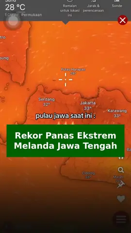 Selama satu minggu terakhir hingga 16 Oktober 2025, Jawa Tengah mengalami gelombang cuaca panas ekstrem dengan suhu maksimum mencapai 36 derajat Celsius, jauh di atas rata-rata suhu biasanya pada bulan Oktober. Fenomena ini dipicu oleh posisi semu matahari yang tepat berada di atas Pulau Jawa sehingga radiasi matahari meningkat, ditambah minimnya tutupan awan yang memungkinkan pemanasan permukaan bumi secara langsung. Masa peralihan musim atau pancaroba yang sedang berlangsung memperparah kondisi ini sehingga suhu siang hari terasa sangat menyengat. BMKG mengimbau masyarakat untuk menghindari paparan sinar matahari langsung terutama antara pukul 11.00 hingga 15.00 WIB dan meningkatkan konsumsi air agar tidak mengalami dehidrasi. BMKG juga memperkirakan bahwa suhu panas ini akan mulai mereda dan digantikan musim hujan pada dekade ketiga Oktober 2025. Pada tanggal 16 Oktober 2025, meskipun suhu masih tinggi, terdapat potensi hujan ringan dan beberapa wilayah seperti Semarang berpeluang hujan petir, menandakan pola cuaca mulai berubah menuju musim penghujan. #CuacaEkstrem #BMKG #JawaTengah #PerubahanIklim