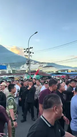 Ibu @Sherly Tjoanda mendampingi Wapres Gibran Rakabuming Raka dalam kunjungannya ke Maluku Utara #MalukuUtaraBerubah #SherlyTjoanda #gibranrakabuming #fyp #trending 