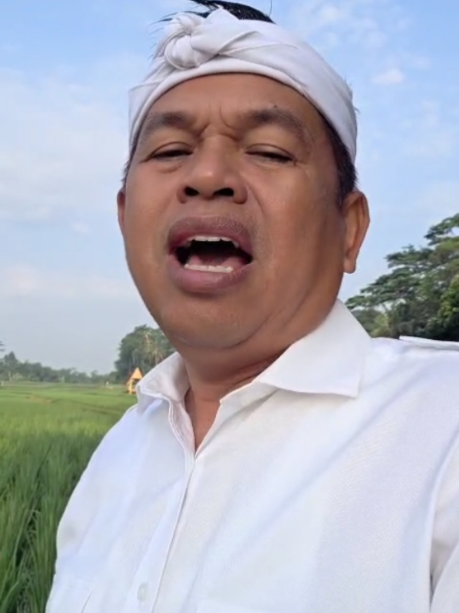 Karunya teuing duh akang...Tapi hebat si akang makan kelapa aja masih tetep gagah..hebat pokoknamah