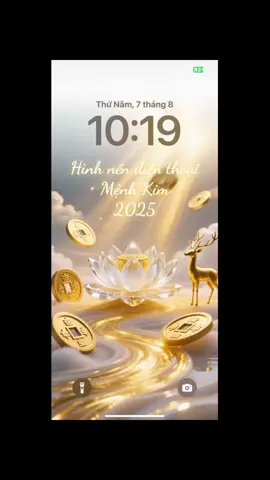 nền điện thoại mệnh kim - Bí kíp giúp thu hút may mắn tài lộc Đọc bài để hiểu hơn + Bạn mệnh Kim – hãy chọn đúng năng lượng dành cho mình B: Không phải bức ảnh nào đẹp cũng hợp mệnh... Có những hình nền tuy nhẹ nhàng nhưng lại vô tình khiến bạn mất đi sự sắc bén, hoặc làm giảm khí tài, khó tụ lộc. * Vậy người mệnh Kim là ai? Sinh vào các năm như: 1970, 1971, 1984, 1985, 1992, 1993, 2000, 2001, 2014, 2015... (tùy mệnh cụ thể từng năm) Kim là nguyên khí của trời đất kết tinh, là kim loại quý, là vàng, bạc, pha lê, đá quý, là tinh hoa ẩn sâu dưới lòng đất. Người mệnh Kim thường thông minh, mạnh mẽ, quyết đoán, thích rõ ràng và trật tự. Họ mang năng lượng của sự tập trung, lý trí và sắc bén – nhưng cũng dễ bị mệt mỏi nếu sống trong môi trường sai năng lượng. Bí quyết để người mệnh Kim gặp may mắn & tài lộc là: Chọn những hình ảnh mang tính “hợp mệnh” – tức là: Tông màu trắng, bạc, ánh kim → giúp khai sáng tinh thần, sáng trí, tăng tự tin Chi tiết trang sức, pha lê, kim loại quý → tượng trưng cho bảo hộ và thu hút tài khí Sự xuất hiện của hành Thổ (đất, núi, đá vàng) → vì Thổ sinh Kim → nguồn năng lượng nuôi dưỡng Kim Nước nhẹ, sóng mềm, sương mù bạc → là khílành dịu để mệnh Kim cân bằng cảm xúc Hoa sen pha lê, vật phẩm linh thiêng → kết nối tâm linh, thức tỉnh nội lực bên trong #ngoan1 #phongthuy #tamlinhhuyenbi #tuvi12congiap #phongthuytamlinh 