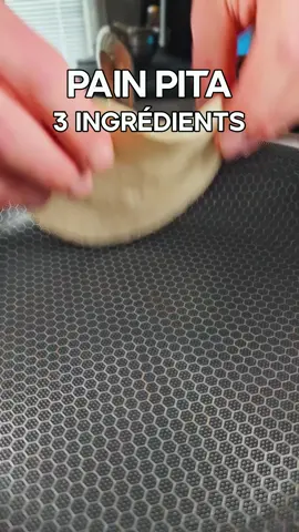Pain pita protéiné ! 126 Cal 6g Protéines 💪🍞 Macronutriments pour 1 pain 126 Calories | 6g Protéines | 24g Glucides | 1g Lipides Ingrédients (pour 4 pains) - 125g farine - 100g fromage blanc (3,3% m.g.) ou Skyr - 1 c.a.c bicarbonate - 1 c.a.c sel Recette : - Dans un plat, mélange tous les ingrédients à l'aide d'une cuillère puis pétris la pâte à la main pendant 3-4 minutes. Laisse reposer la pâte 20-30 minutes. - Coupe ton paton en 4 morceaux, forme les en boules et étale les à l'aide d'un rouleau à pâtisserie. Laisse à nouveau reposer 15 minutes. - Fais chauffer une poêle à feu moyen fort. Dépose tes pains un par un et laisse les cuire 1-2 min de chaque face. Bon app' mon petit Jo' ! #painmaison #bread #painproteine #painpita #healthyrecipe #protein #proteinfood #mealprep #lowcalorie #macronutrients Prod by blow.av