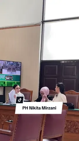 PH Nikita Mirzani , Bu Mega dan Bu Sindu memasuki ruag sidang dan mempersiapkan dokumen pledoi Nikita #fyp #fyppppppppppppppppppppppp #creatorsearchinsights #viral #viral 