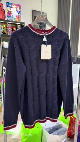 Lên cho ae mẫu swt mới nhất nhà Monclerr, chất len dày dặn lên dáng rất sang trọng luôn ạ #thanhdangquangchau #thanhdangluxury #thoitrangquangchau #quangchaucaocap #moncler 