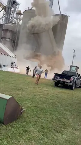 When the whole day goes downhill in 3 seconds 😳💥 #Fail #grainbincollapse #WTF #illinois 