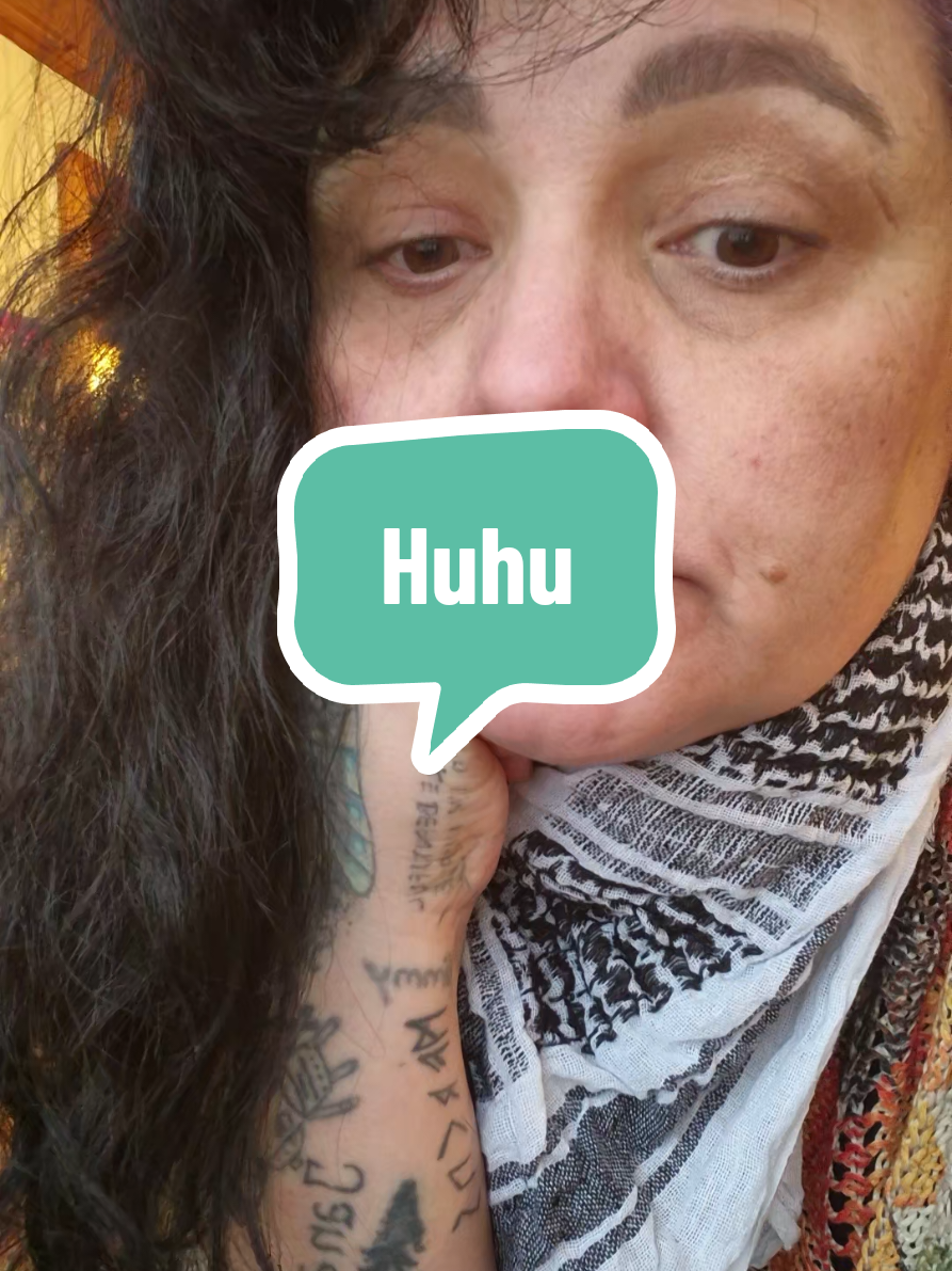 Du die Medis trocknen irgendwie die Schleimhäute aus und dadurch ist meine Nase komplett dicht morgens. Weil da Dinge drin sind. Dadurch ist mein Gesicht, meine Nase alles voll dick morgens und der Hals ist furchtbar trocken. Ich weiß, befeuchtendes Nasenspray. Hatte aber noch nicht die innere Kraft zur Apotheke zu gehen. Oh und Luftbefeuchter. Habe ich. Für die Pflanzen. Sind oben, ein Stockwerk höher und da fehlt auch die innere Kraft. Ich bin froh, dass mein Enkel kommt. Das gibt Energie. 