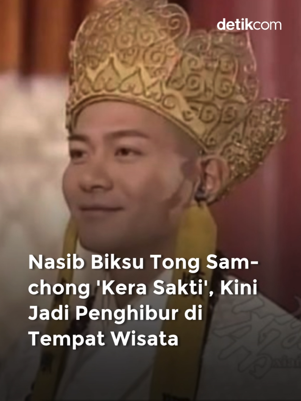 Masih ingat dengan karakter Biksu Tong Sam-chong dalam serial populer Kera Sakti? Karakter itu diperankan oleh aktor Kwong Wa. Kwong Wa mungkin lebih dikenal sebagai Tong Sam-chong. Aktor yang kini berusia 63 tahun itu memilih untuk meninggalkan dunia hiburan. Namun, kabar terbaru Kwong Wa cukup mengejutkan. Mengutip dari QQ dalam Kbizoom, Kwong Wa terlihat bekerja di tempat wisata. Di sana Kwong Wa bekerja sebagai penghibur. Kwong Wa gak sendirian menghibur wisatawan, ada juga artis lawas lainnya, seperti Lam Chun Hin dan Cheng Kwok Lam. Kwong Wa menjadi terkenal melalui perannya di beberapa serial selain Kera Sakti. Ada Journey to the West, A Step into the Past, The Conqueror's Story, The Legend of Lady Yang, dan The King of Yesterday and Tomorrow. Peran-peran yang didapatkan oleh Kwong Wa juga membawanya dalam popularitas di televisi Hong Kong. Kwong Wa berpakaian seperti kaisar dan menjadi objek foto para wisatawan. Aktor Cheng Kwok Lam pernah membagikan video Kwong Wa dengan baju basah penuh keringat, karena bekerja di bawah terik matahari meladeni para wisatawan. Semua popularitas Kwong Wa hilang setelah dirinya terlibat beberapa skandal. Meski mundur dari dunia hiburan, Kwong Wa tetap harus mencari cuan, selain penghibur di lokasi wisata dia juga bekerja sebagai penjual asuransi. Baca artikel detikhot, selengkapnya pada link di atas! Foto: Istimewa Creator: Prastiwi