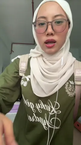 aku nak buat outfit check tapi pape pun AKU NAK BALIK