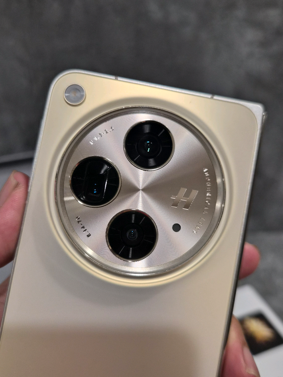 Oppo Find N3 Fold 5G - 16 512Gb : 11.800.000/Net. - Mulus no minus no lecet (Layar udah terpasang antigores) - Kelengkapannya Unitnya, Charger Ori 67W, Buku Panduan, Pin Ejector, & Dus (Acc belum dipakai dari baru) - Garansi Resmi Indonesia - Masa garansi sampai Tgl : 14/08/2026 (Sisa garansi 10 bulan lagi) - Spek & Fiturnya check di GSMarena • • • #r2storetokohape #fyp #viral #oppo #findn3 