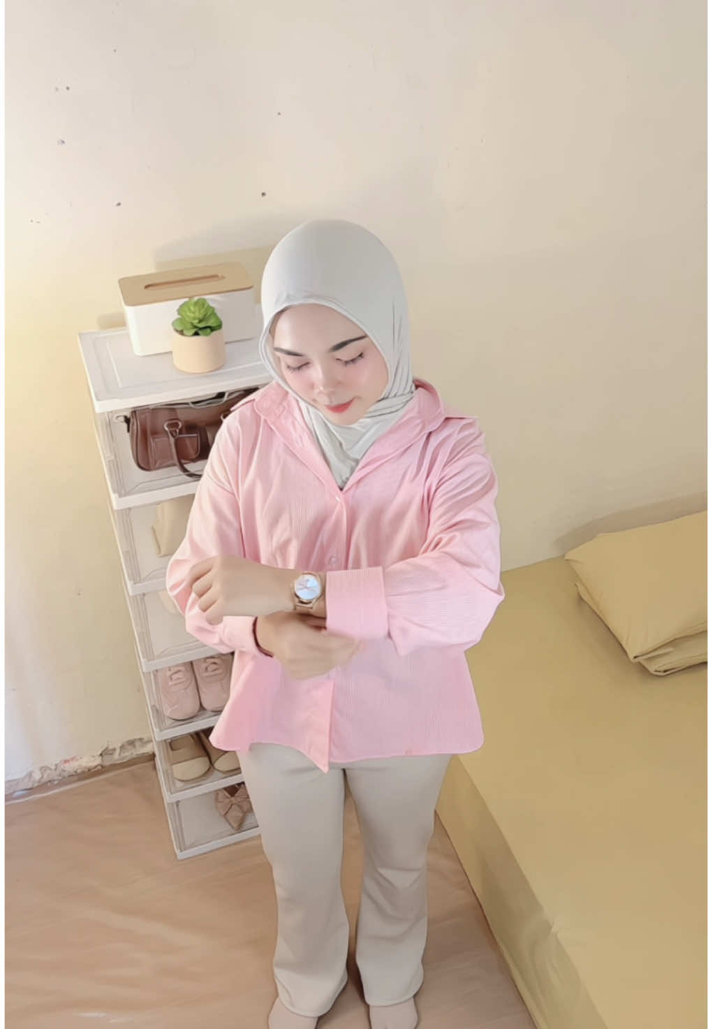 kemeja stripe ini cuma 80ribuan🥹 ga tau lagi deh kalo kalian gapercayaa ini real diluar ekspektasiku, jujurly bingung aku mau muji sebagus apa kemeja ini takutnya kalian fkir lebay atau berlebihan, tpi disisi lain mmg sebagus ituu yg lebih parahnya cuman 80ribuan gimana ga ekspek coba ini produk baru dari @LAGI'IN FASHION  #fyppppppppppppppppppppppp #fyp #affiliatetiktok #kemejastripe #lagiinfashion 