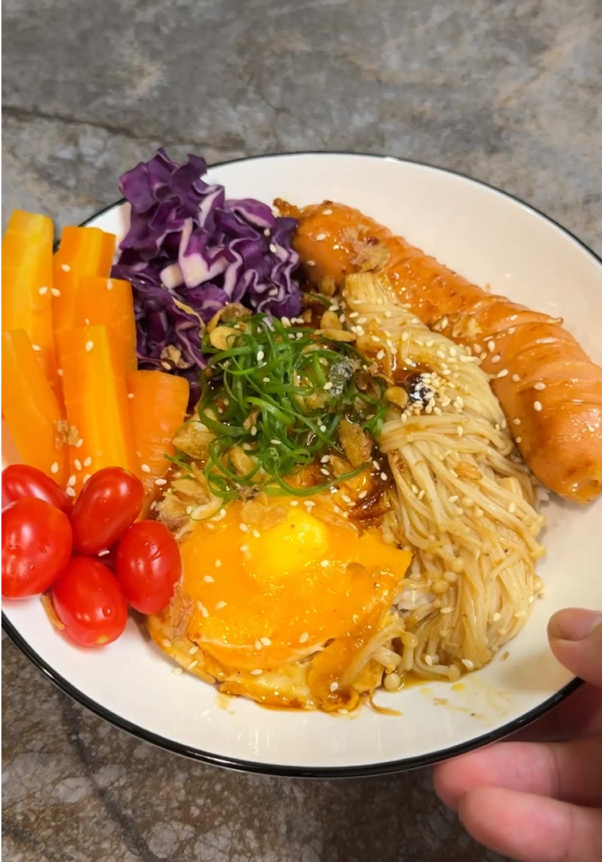 Kesekian kalinyaa buat sarapan ini✨   Resep :  Kecap asin 1 1/2 sdm  Saos tomat 1 sdm Saos tiram 1/2 sdm  Bubuk cabe Gula sedikit Air 2 sdm    #Nasilor