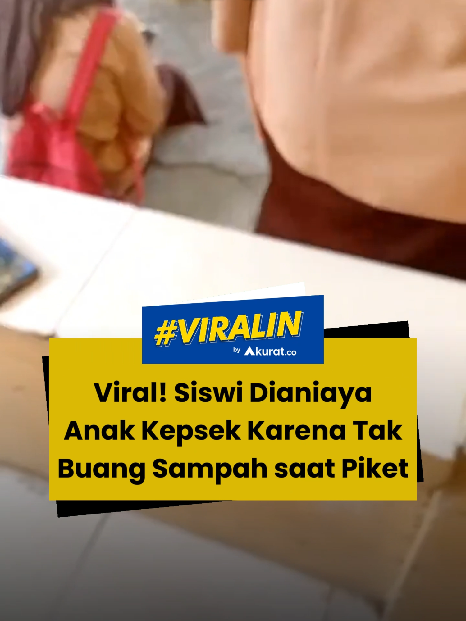 Jahat banget! 😡 Aksi penganiayaan itu terjadi di SMK Balanipa, Polewali Mandar, Sulawesi Barat, Jumat (10/10/2025). Kapolsek Tinambung, Iptu M Azharil Naufal, membenarkan peristiwa tersebut. Menurut pengakuan korban, ia sedang menunggu temannya untuk mengangkat tempat sampah itu bersama-sama karena terlalu berat. Kepala SMK Balanipa sekaligus orang tua pelaku, Rasjuddin, mengaku telah mendatangi keluarga korban untuk meminta maaf. Meski begitu, keluarga korban masih belum mengambil tindakan atas kasus yang menimpa anaknya. 🎥: X/B3doel___. #viral #siswi #smk #sulawesi #akuratco