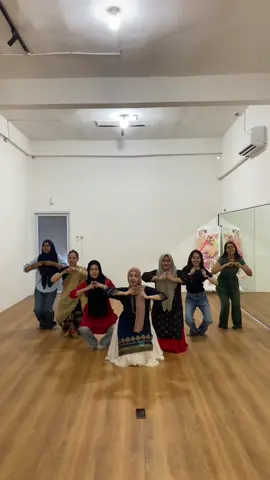 Yuk yang mau ikut kelas tari Bollywood offline dan online bisa langsung saja dm ke @Kelas Tari Bollywood 😍💃 #bollywood #bollywoodsong #trend #bollywooddance #chammakchallo 