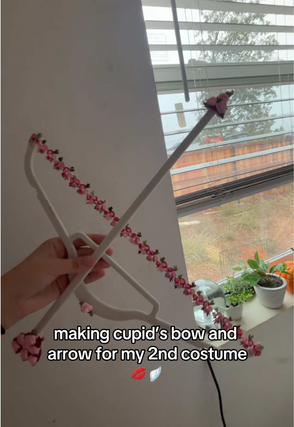 love making my own costumes it’s so fun!!#cupid #halloweencostume #fyp #foryourpage #kiss 