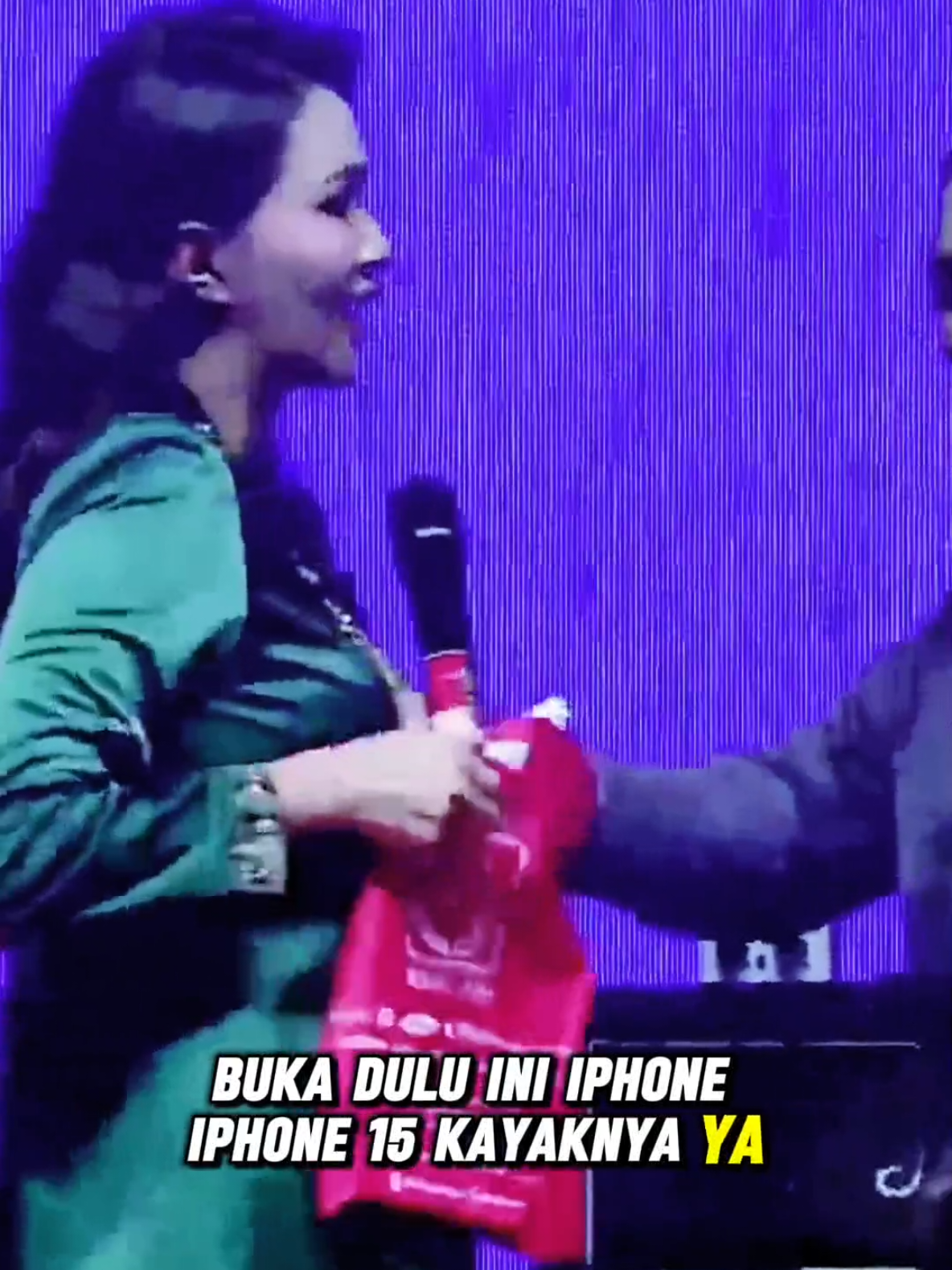 Di Hari ulang tahun Maluku Utara ada yang dapat iPhone 15, guys Dari ibu Sherly. #HUTBersamaRakyat #MalukuUtaraMaju #SherlyLaos #GubernurMalukuUtara #fyppppppppppppppppppppppp 