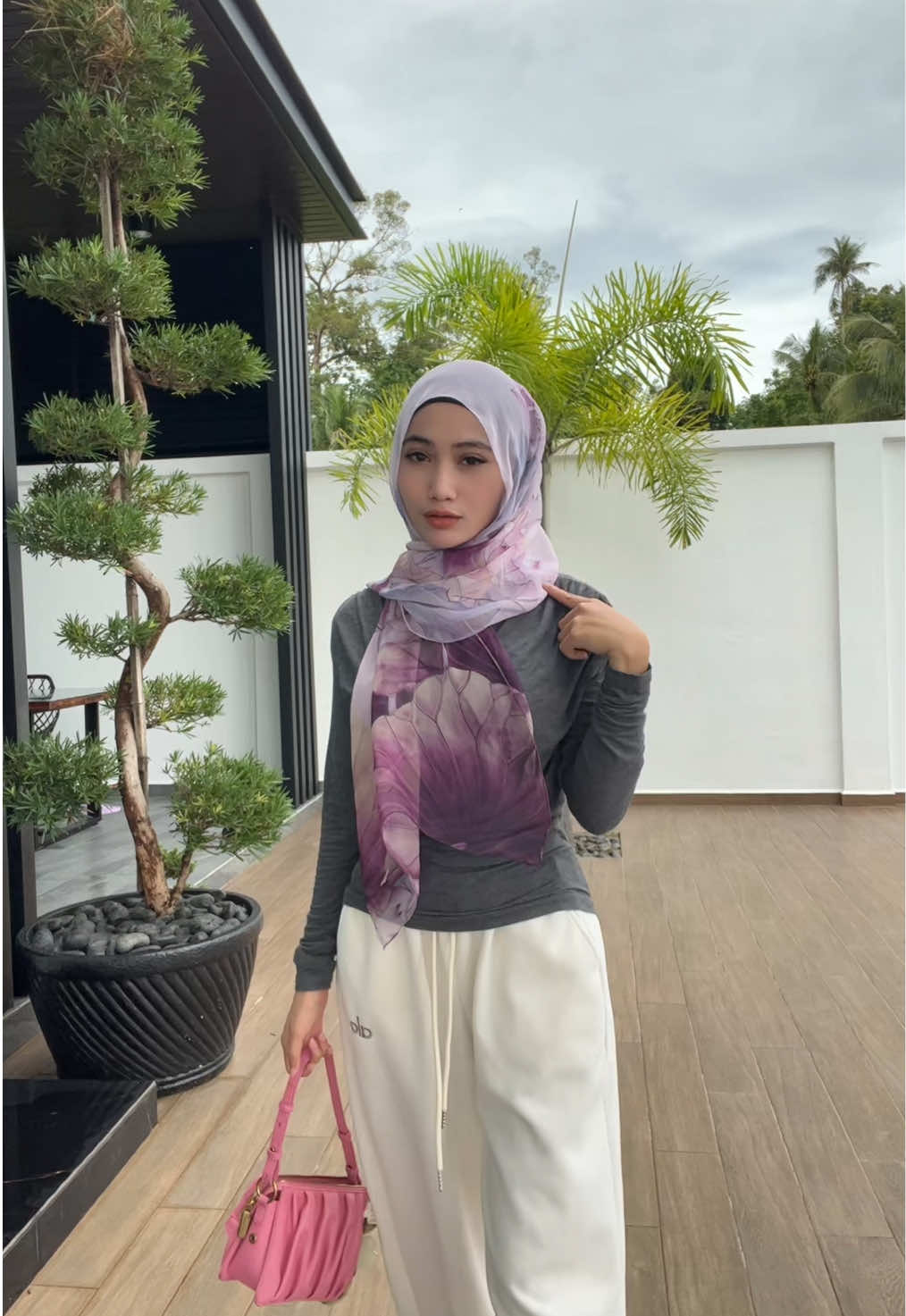 Selamat petang gaiss~ Hari ni ootd malas2 je.. nasib baik Shawl corak cantik walau baju pakai simple2 pun🤭