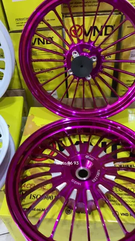 Velg vnd raceline varian warna baru putih dan ungu. Dan juga ada crome dan hitam. Velg ring 14 / 2.15x1.85 ada untuk beat scoopy genio dan vario 125 vario 150 baru dan lama bisa pasang. Stok terbatas karena ini produk baru. Yang mau produk ini klik beli keranjang kiri pojok bawah. #velgvndraceline #scoopyindonesia  #vario125 #vario150 #beatkarbu 