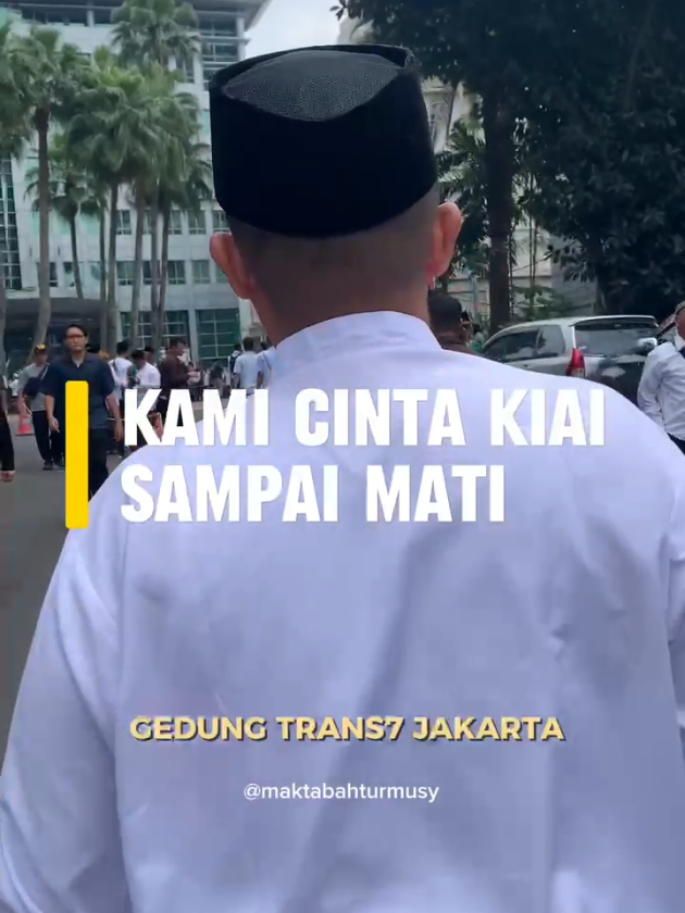 Kami Cinta Kiai, Sampai Mati Hari ini, Maktabah Turmusy bersama @ustadmyusufarbi dan tim mendatangi Gedung Trans7 dalam Aksi Damai yang diadakan oleh PWNU DKI Jakarta. Sebagai bentuk solidaritas penuh untuk Pondok Pesantren Lirboyo @pondoklirboyo dan para Masyayikh. Kami datang bukan untuk marah, tapi untuk menyuarakan hormat—bahwa martabat pesantren dan ulama tidak boleh dijadikan bahan sensasi. Pesantren adalah benteng akhlak bangsa, tempat lahirnya ilmu dan adab. Kami menolak segala bentuk pemberitaan yang menyesatkan, yang merendahkan kehormatan para penjaga moral negeri ini. #KamiBersamaLirboyo #BoikotTrans7 #SantriBermartabat #maktabahturmusy 