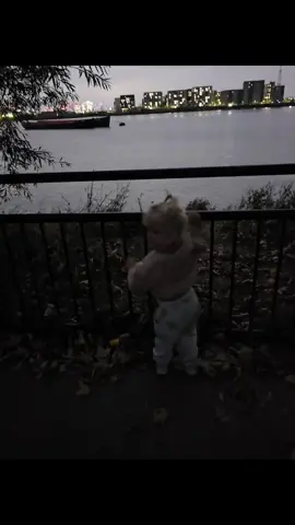 nice walk along the thames before bedtime 🫶 #thames#london#familywalk#ftp #foryoupage 