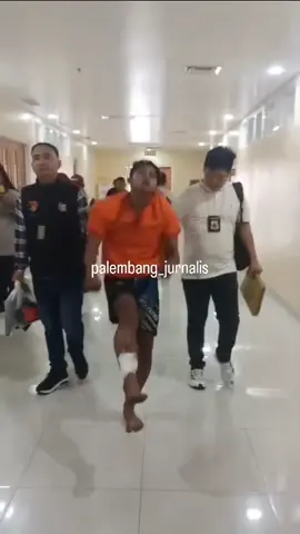 Empat hari menjadi buronan, pelaku pembunuhan Anti Puspita Sari alias AP (22) akhirnya ditangkap oleh tim gabungan Jantaras Polda Sumsel dan Satreskrim Polrestabes Palembang. Penangkapan dilakukan sehari setelah pihak kepolisian melakukan Exhumasi terhadap Anti yang tewas dibunuh di Hotel Landosis Palembang, Sabtu (11/10/2025) lalu.  #palembang #selingkuh #penangkapan #kasusviral #fyp 