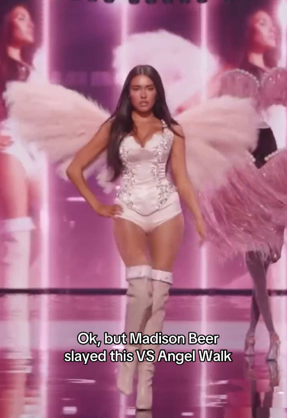 Angel Madison Beer lies es sich nicht nehmen, nach ihrer großen Performance bei der Victoria’s Secret Fashion Show, einmal über den Angel Laufsteg zu walken! 🤍 (🎥: Victoria’s Secret) #grazia #grazia_magazin #victoriassecret #VSfashionshow #victoriassecretfashionshow 