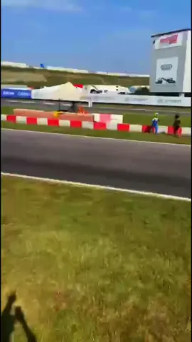 Cat’s fight  🐈🐈‍⬛  #kartlife #italy #karting #liveforthechallenge #goodvibes 