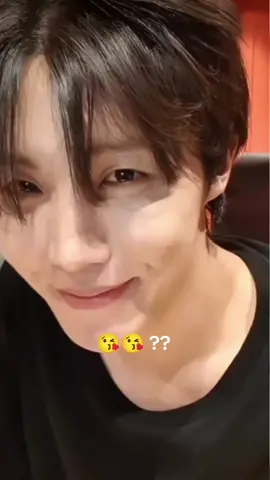 A kiss?? 😁#jhope 