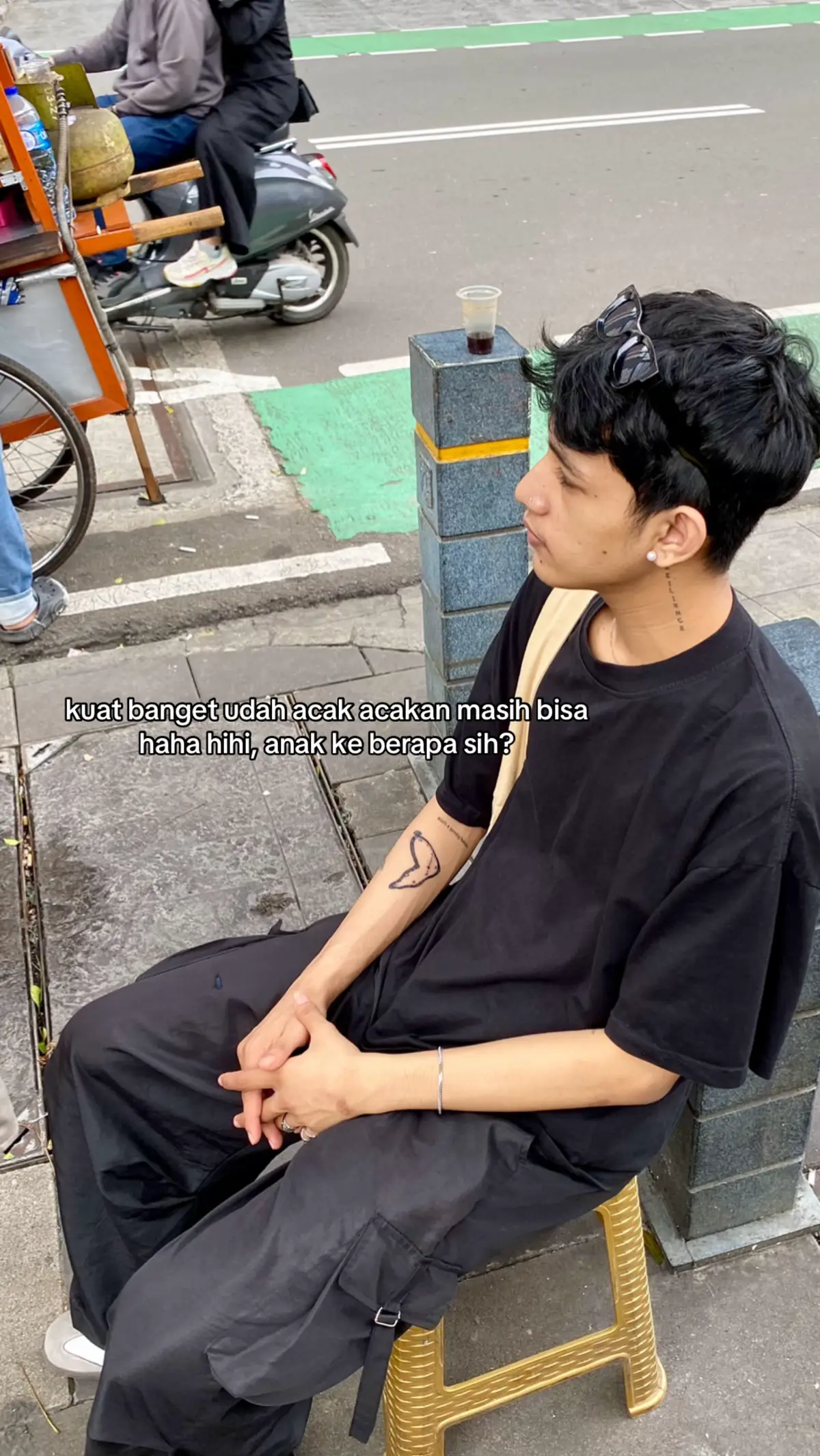 Bahan-bahan: 150 gr tepung terigu protein sedang, ayak 2 butir telur 150 ml susu cair 2 sdm gula pasir 1½ sdt ragi instan 1 sdt soda kue 2 sdt baking powder 1½ sdt sdt garam 1 sdm margarin, lelehkan Bahan topping: 100 gr kacang tanah kupas sangrai, cincang kasar 2 sdm mentega Kental manis putih Cara membuat resep martabak manis teflon: 1. Siapkan wadah atau mangkuk, masukkan telur dan gula. Kocok menggunakan mixer sampai mengental dan mengembang 2. Tuang susu cair, kocok kembali menggunakan mixer dengan kecepatan rendah 3. Tambahkan dengan tepung terigu, ragi, baking powder, dan garam. Kocok dengan kecepatan rendah hingga rata 4. Tambahkan margarin, aduk rata menggunakan whisk 5. Diamkan adonan selama 1 jam atau sampai mengembang 6. Panaskan teflon. Kemudian tuang adonan, ratakan, dan biarkan hingga muncul gelembung di permukaan 7. Taburi gula pasir di atas permukaan martabak manis, masak hingga matang. Angkat 8. Setelah permukaan martabak berlubang, oleskan mentega. Kemudian taburkan topping lalu lipat dua 9. Angkat dan potong-potong. Martabak manis teflon siap disajikan.