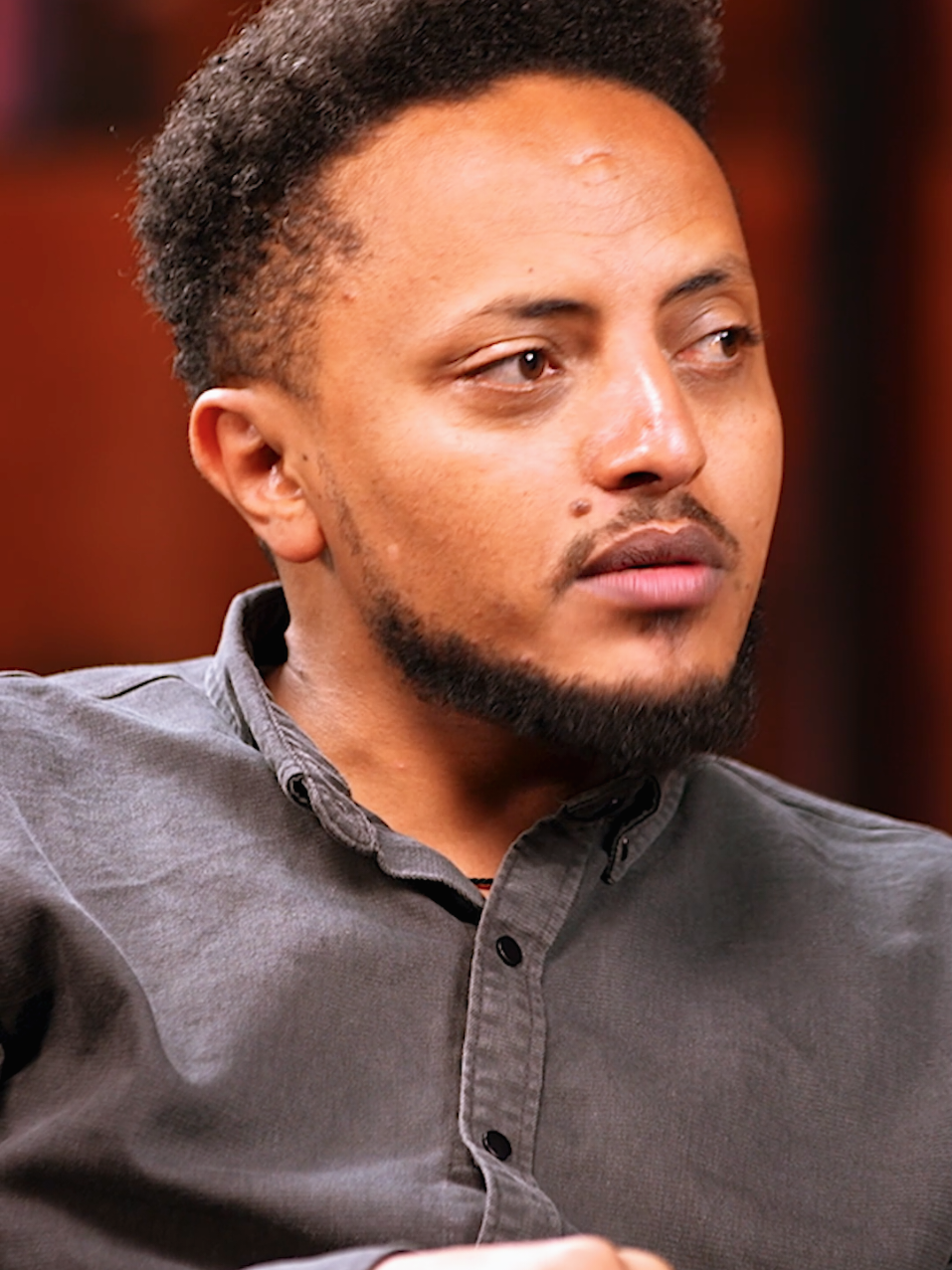 በጋለ ፍቅር የጀመረ ትዳር በጊዜ ሂደት ሙቀቱ እየቀነሰ አንዳንዴ ለዘብ አንዴንዴም ከረር ባለ ፀብና አለመግባባት ይፈተናል። ይሄን ፈተና ጥቂቶችች በቤተሰብ ጣልቃ ገብነት ታግዘው ሲፈቱት አንዳንዴ ደሞ ቤተሰብ የነገር እሳቱን አቀጣጥሎ አብሮ መኖርን የማይቻል ያደርገዋል። በዚህ መሃል  ጊዜ ጠብቆ እንደሚቀዘቅዘወ ሁሉ ፀብም በራሱ ጊዜውን ጨርሶ ያልቃል። አንዱ የአንዱን ድክመት ይረዳል እርስ በርስ የማይለወጠውን ድክመታቸውን እየሳቁ የሚቀበሉበት ጊዜ ይመጣል 