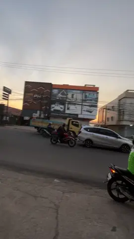 VIRAL DONAT LUMER PALING GEMOY DI KOTA ! 🍫 Ngemil santai? Coba ini deh 👉 Donat Lumer isi MELIMPAH yang meleleh di mulut 🤤 Tekstur super lembut + topping manis bikin lidah happy! ✨ Cocok buat: 👨‍👩‍👧‍👦 Anak-anak & keluarga ☕ Teman ngopi 🎁 Bingkisan atau oleh-oleh 🕐 BUKA JAM 1 SIANG  Stok cepat habis, jadi buruan ya! tersedia juga di gofood, GrabFood, shopefood ketik aja donat twin donut / twin donut 📲 Order via DM / WhatsApp 0882-7410-1098 📍Jln. MP Mangkunegara Di teras alfamart seberang Pizza hut delivery (PHD) Kenten #DonatLumer #DonatGemoy #NgemilEnak #JajananHits #TwinDonut 