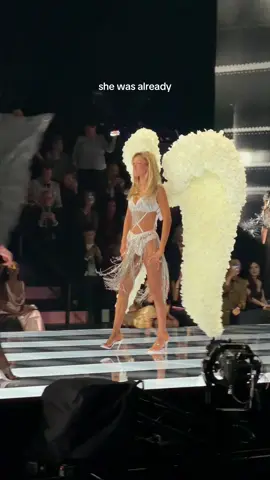I can’t stop posting oops #victoriassecretfashionshow @Victoria’s Secret 