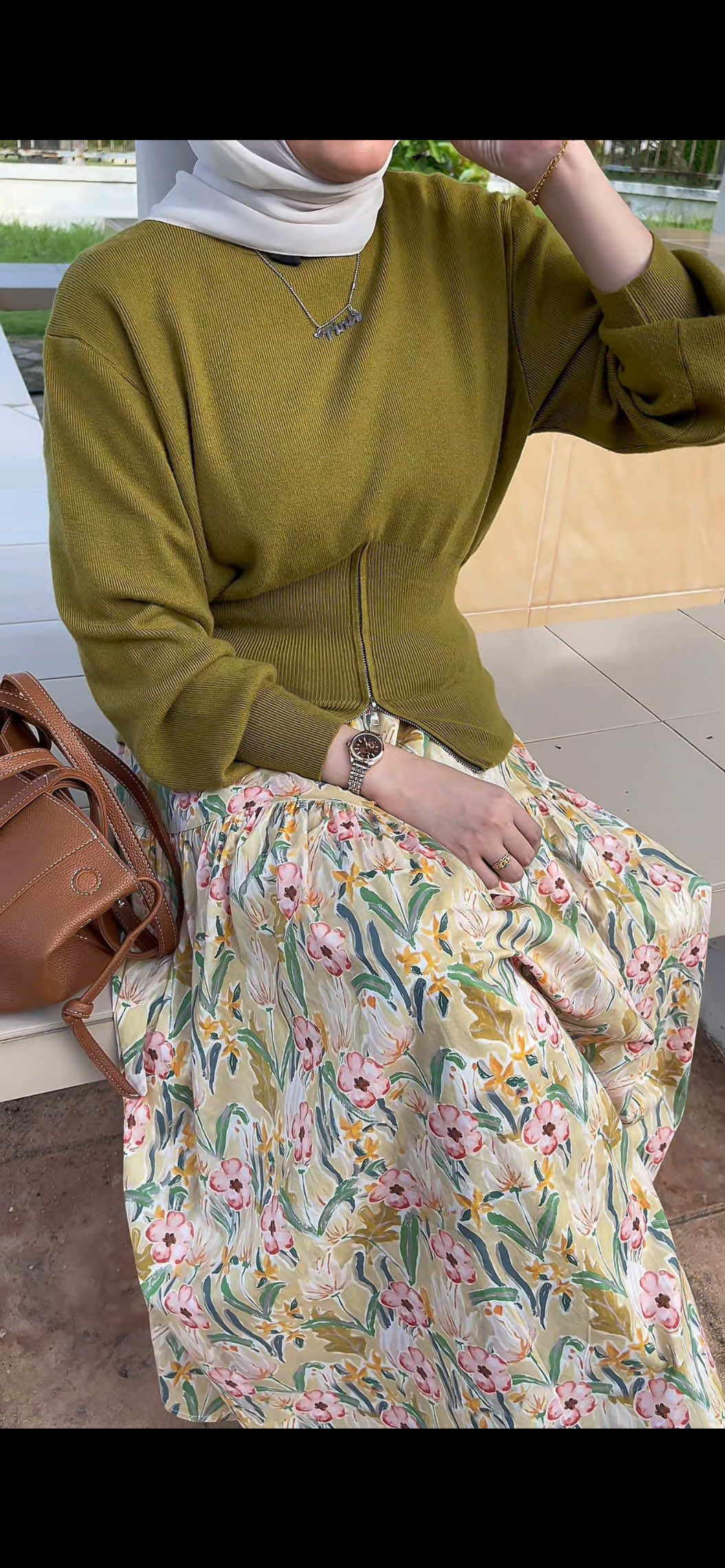 Today’s mood knit + floral skirt 💐 Perfect for a sweet and calm everyday look. #skirt #skirtoutfits #skirtkembang #outfitinspo #knitwearoutfit 