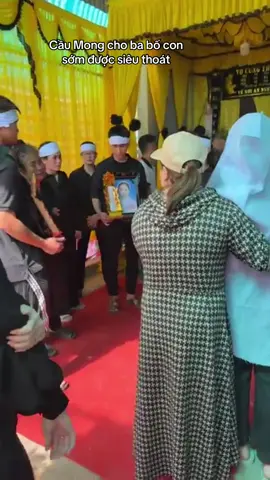 Giây phút tiễn đua ba bố con về nơi an nghỉ cuối cùng.Cầu mong 3 bố con sớm siêu thoát.ADiDAPHAT🙏🙏🙏