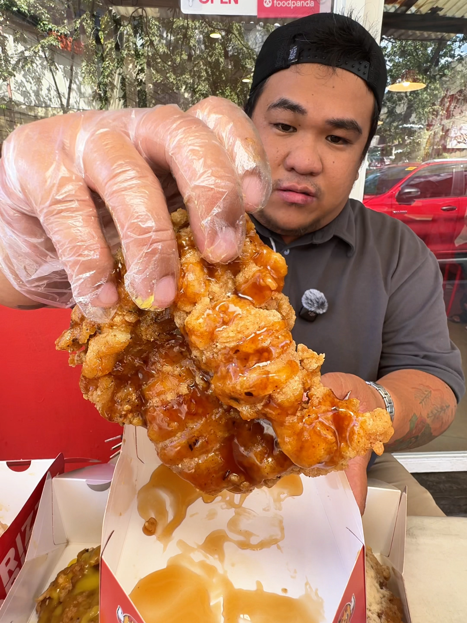 Pinaka Malaking Fried Chicken na nakain ko, kaya pala trending to dito sa tiktok #macbangersadventures #foodtrip #mukbang #streetfood #friedchicken #drizzledchicken
