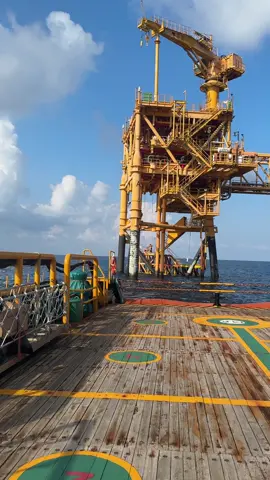 Standby boat support platform 16 october 2025 🦾😅🤟 #offshore #tispetroleum #mubadalaenergy 
