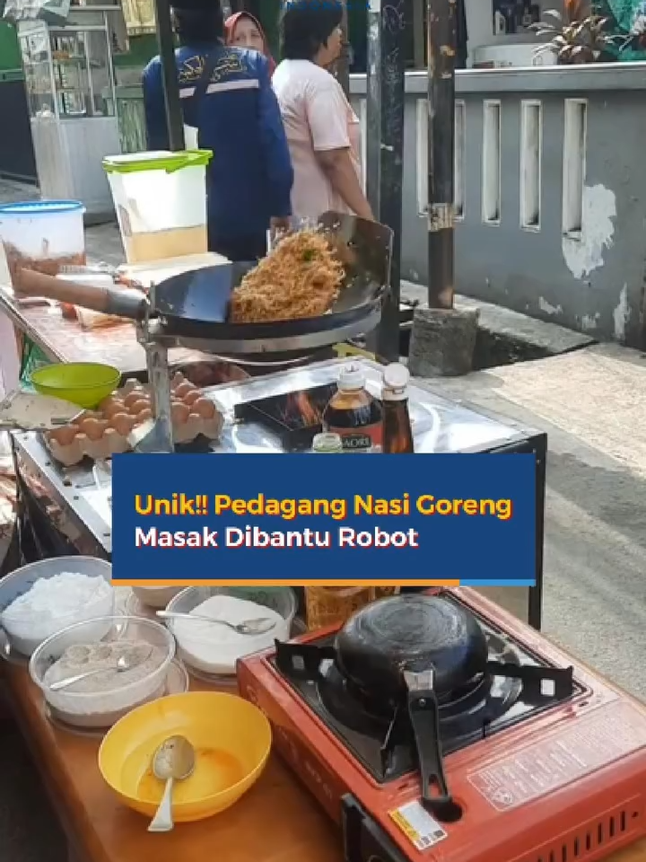 Buah hasil kreativitas warung nasi goreng bernama Nasi Goreng Pica Pica berhasil menarik perhatian masyarakat dan warganet karena memanfaatkan robot untuk memasak nasi goreng. Di dalam video menunjukan kemampuan robot tersebut meniru gerakan manusia saat mengaduk dan membalik nasi goreng yang hampir sempurna. Selain membantu memasak, robot itu juga menjadi daya tarik keramaian karena sukses membuat penasaran. #robot #robotnasigoreng #solopos