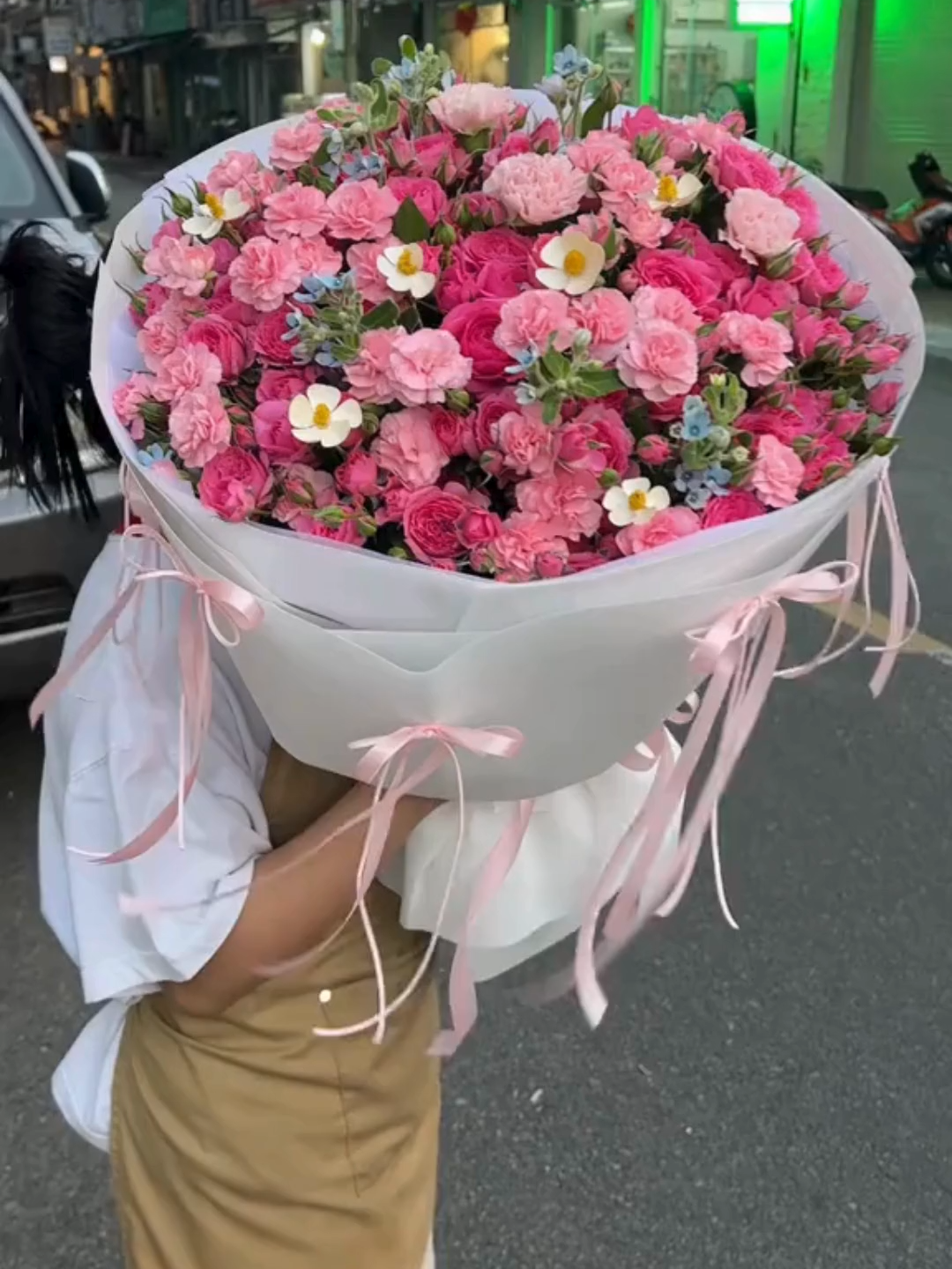 chỉ từ 150 cá là có 1 bó hoa xinh tươi đẹp mê mẩn rồi. #HoatuoiCoNhue #HoaTuoi #HongSophia